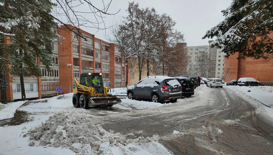 Visagino kiemuose valomas sniegas - Visagine