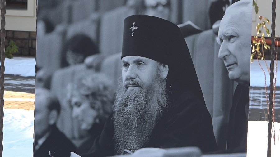 В Висагинасе возле Введено-Пантелеимоновского храма открылась фотовыставка, посвященная памяти митрополита Хризостома - Мир православия