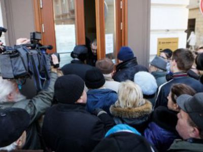 Клиентам Ūkio bankas, у которых были долги, денег придется подождать - Литва и страны Балтии