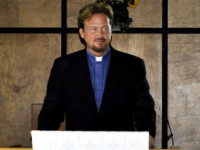 В США пастор предстанет перед церковным судом за венчание гей-пары - В Мире