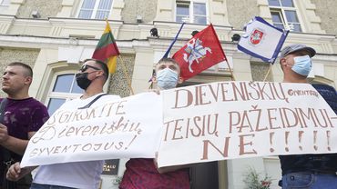 Жители литовского городка, где хотят разместить мигрантов, провели акцию протеста
