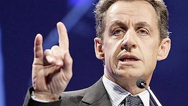 Саркози приехал в школу обсудить проблему насилия и получил удар бутылкой