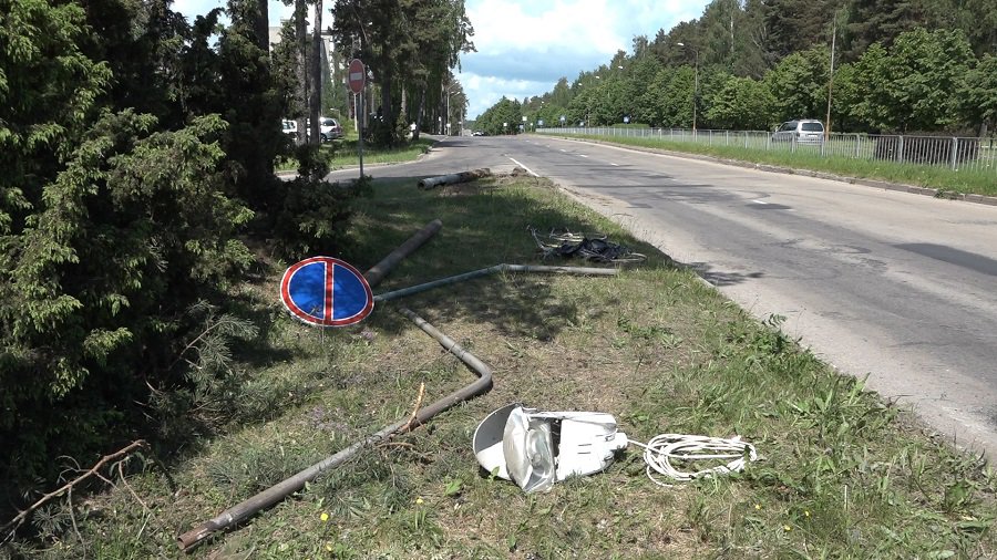 На проспекте Тайкос автомобилист снес столб освещения - Происшествия и криминал