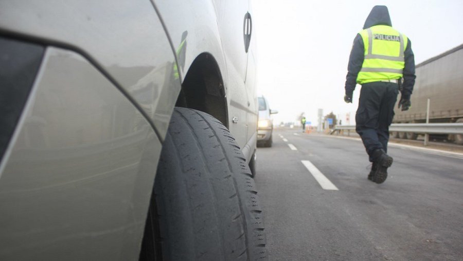 Проверили сотни автомобилей: резина хорошая, но разряженные аккумуляторы - Литва и страны Балтии