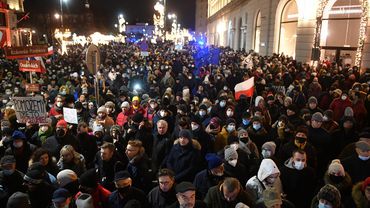 Lenkijoje tūkstančiai žmonių protestavo prieš naują žiniasklaidos įstatymą