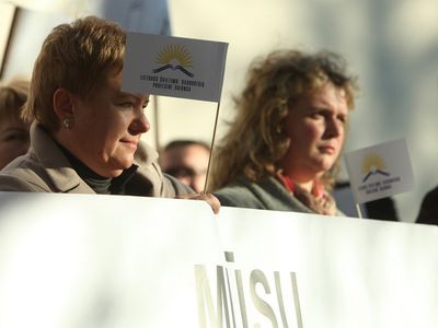 Забастовка учителей, требующих повышения зарплаты, охватила более 100 школ в Литве - Литва и страны Балтии