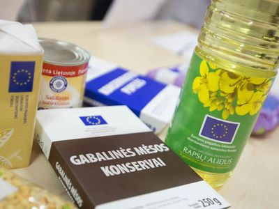 Выдача продовольственных и гигиенических товаров малоимущим - В Висагинасе