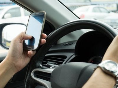 За игнорирование правил пользования мобильной связью за рулем - не только штраф - Литва и страны Балтии