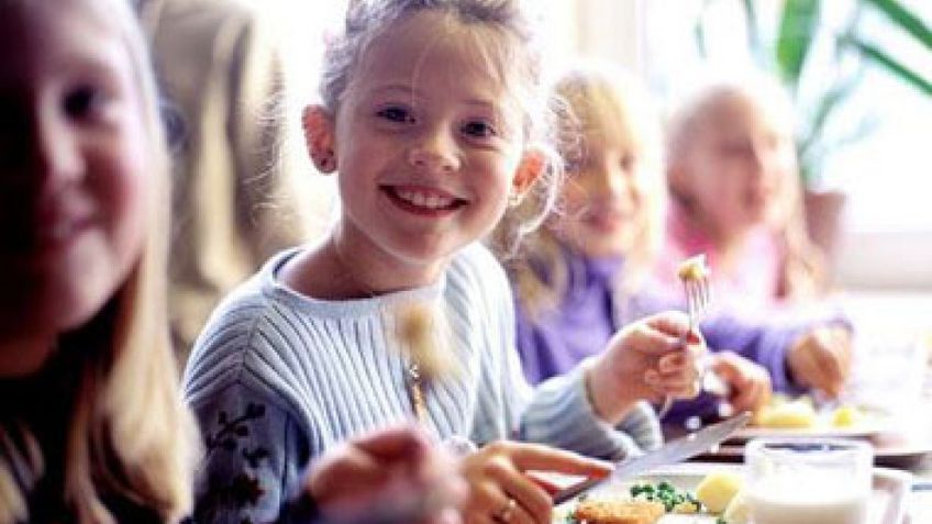 Предлагается бесплатно кормить всех дошкольников и учеников начальных классов