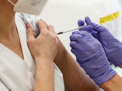 Минздрав: вакцинированные также могут заразиться COVID-19 и распространять его - Литва и страны Балтии