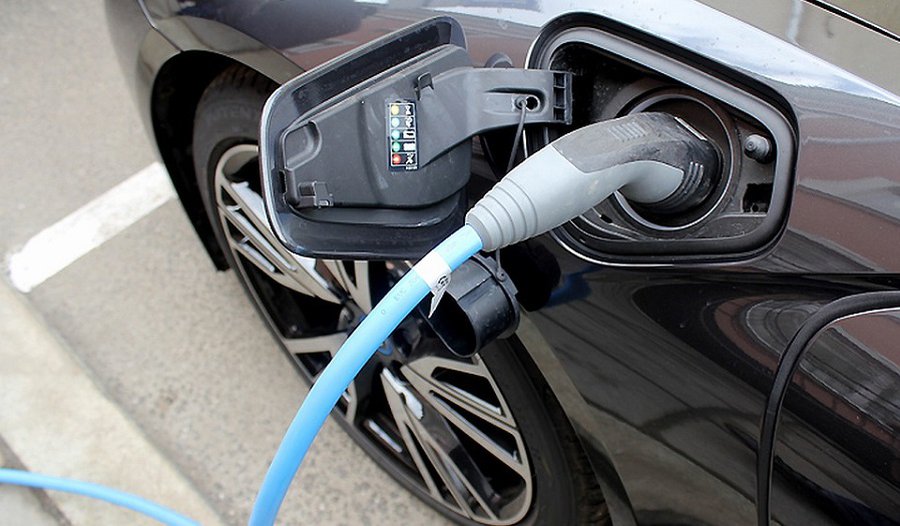 Сейм не поддержал предложение применять при приобретении новых электромобилей льготный 9-проц. тариф НДС - Литва и страны Балтии