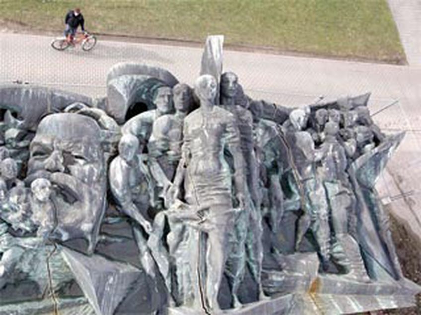 В Лейпциге восстанавливают 33-тонный ГДРовский памятник Марксу и Ленину