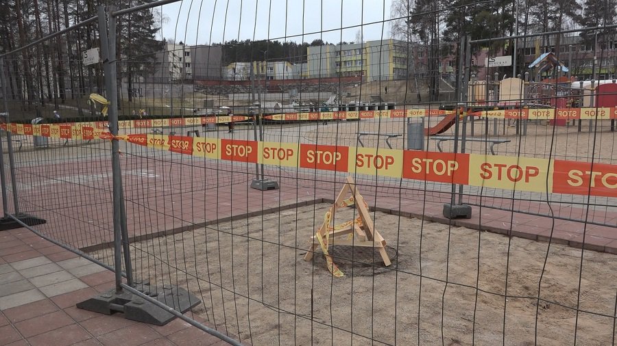 На территории детской площадки проводится ремонт ливневой канализации (видео) - В Висагинасе