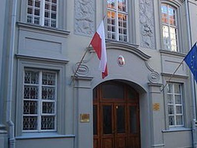 «Вон из Литвы»: литовские националисты расписали посольство Польши в Вильнюсе - Литва и страны Балтии