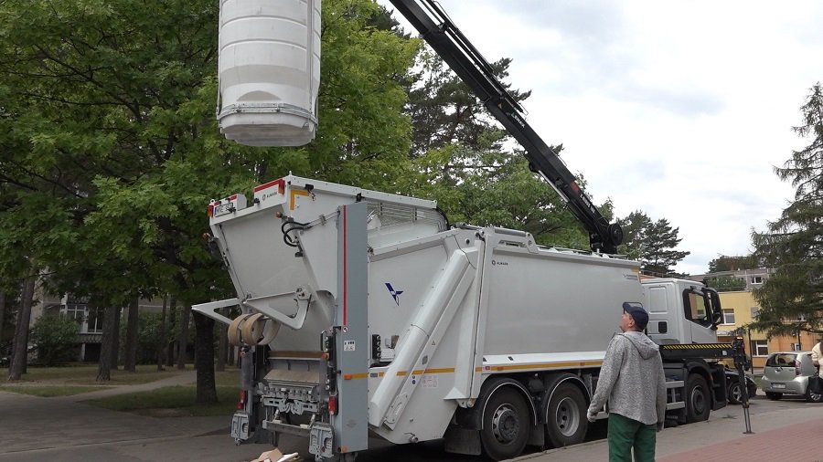 Жители 9-этажных домов требуют пересмотреть размер пошлины на вывоз мусора (видео) - В Висагинасе