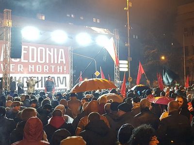 В Македонии проходит массовый митинг против изменения конституции страны - В Мире