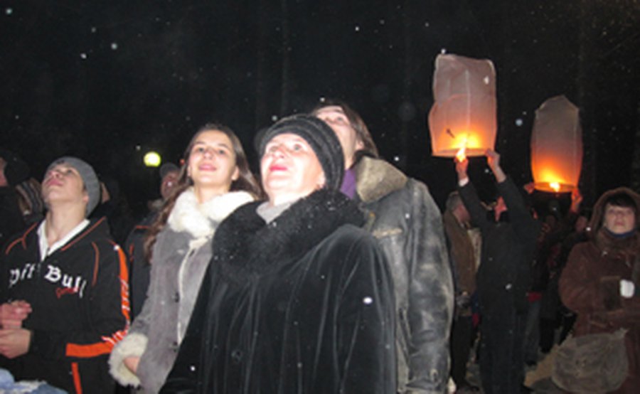 Огоньки Надежды над городской площадью - В Висагинасе