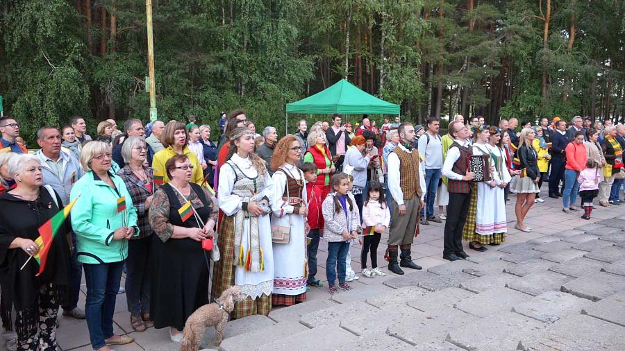 В День государства сотни висагинцев присоединились к акции по совместному исполнению гимна (видео) - В Висагинасе