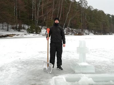 Разрушенные вандалами кресты у крещенской купели восстановлены (фотогалерея) - В Висагинасе