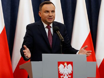 Президент Польши решил подписать вызвавшие критику в ЕС законы о судах - В Мире