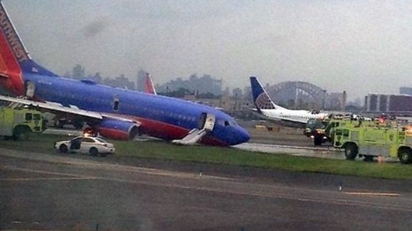 В аэропорту Нью-Йорка самолет совершил жесткую посадкуесть пострадавшие