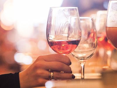 Apribojus prekybą alkoholiu lietuviai sugužėjo į barus - Lietuva ir Baltijos šalys