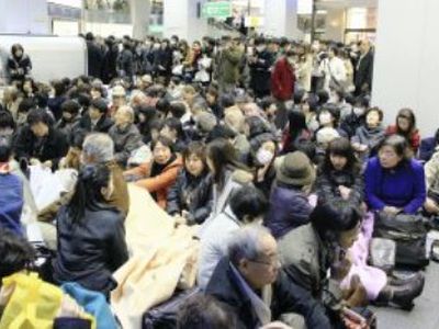 Japonijoje ima trūkti maisto, elektros, degalų, bendrovės stabdo veiklą - Pasaulyje