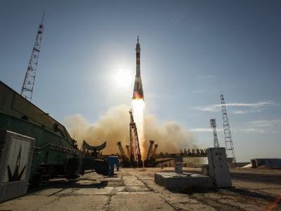 Rusų kosminis laivas „Sojuz“ susijungė su kosmine stotimi - Pasaulyje