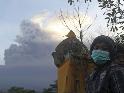Несколько авиакомпаний отменили полеты на Бали из-за начавшегося извержения вулкана - В Мире