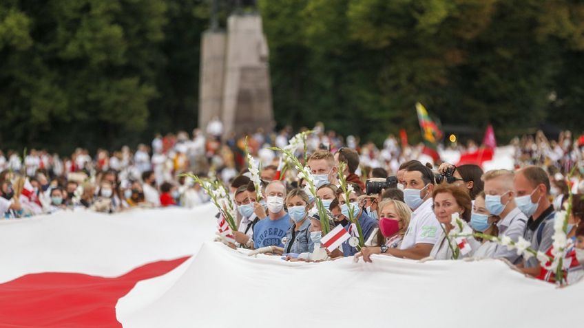 Жители Литвы встали в живую цепь длиною 35 км в знак солидарности с белорусской̆ оппозицией̆