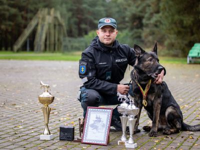 На соревнованиях кинологов победу одержал висагинец Николай Андреев со своей служебной собакой - Литва и страны Балтии