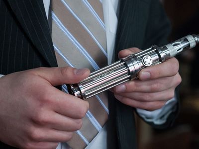 Парламентарии предлагают разрешить продажу электронных сигарет только в аптеках и по рецепту врача - Литва и страны Балтии