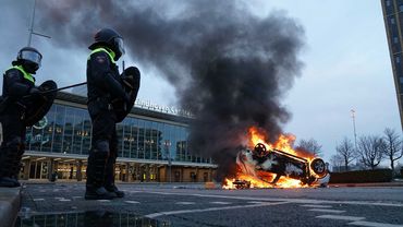 Nyderlanduose per protestus prieš komendanto valandą kilo susirėmimų su policija, sulaikyta per 150 žmonių
