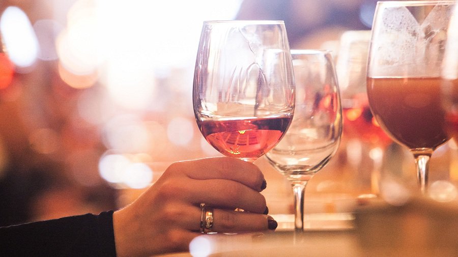 Apribojus prekybą alkoholiu lietuviai sugužėjo į barus - Lietuva ir Baltijos šalys