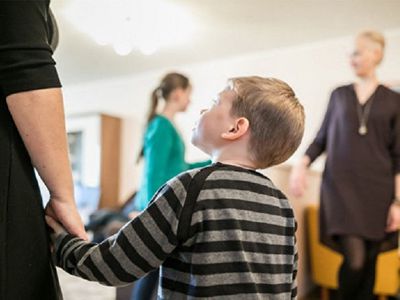 За 9 дней у родителей забрали 90 детей - Литва и страны Балтии