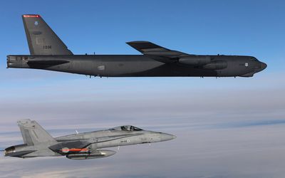 СМИ: США отрепетировали удары с ядерного бомбардировщика в 50 км от границы с Россией - В Мире