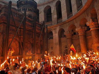 Благодатный огонь сошел в храме Гроба Господня в Иерусалиме - В Мире