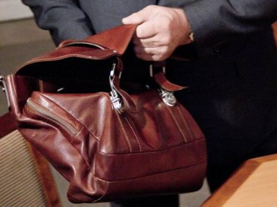 Некоторые чиновники уже получили повышенные зарплаты - Литва и страны Балтии