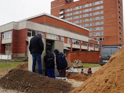 Кадр дня. Электрощитовая на тротуаре - В Висагинасе