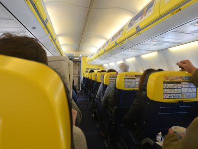 СМИ: более 30 пассажиров Ryanair пострадали из-за падения давления в салоне самолета - В Мире