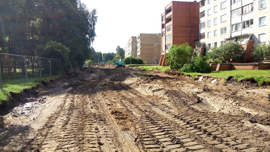 На ул. Висагино полным ходом идут строительные работы – убраны опасные тротуарные плитки, меняется “ливневка” - В Висагинасе
