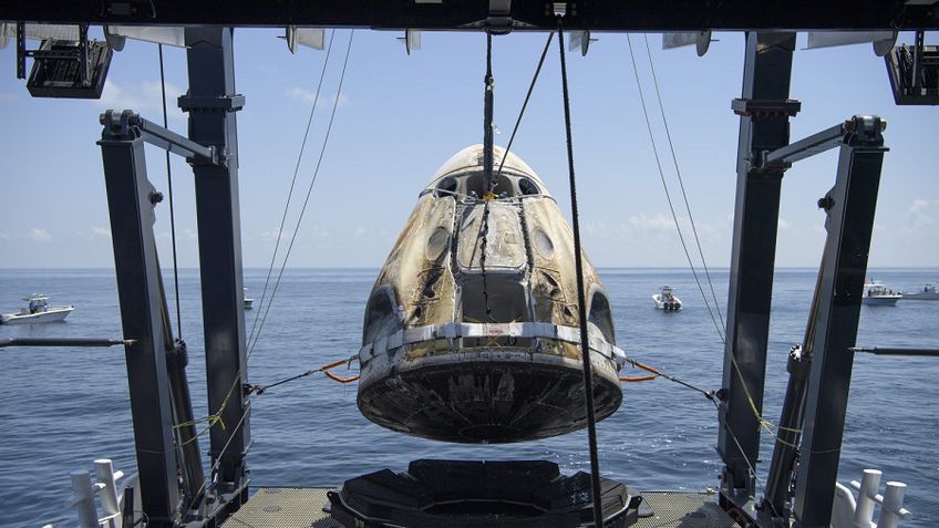 „SpaceX“ įgulos kapsulė su NASA astronautais iš TKS sėkmingai nusileido Žemėje