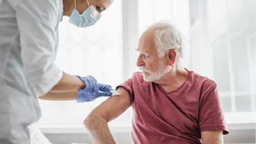 Люди в возрасте 75 лет и старше первую прививку от COVID-19 должны сделать до 9 ноября