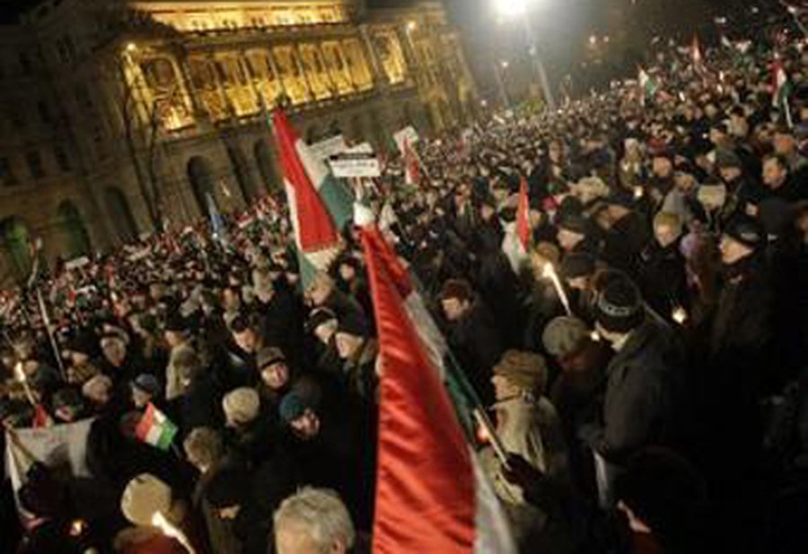 На проправительственную демонстрацию в Венгрии вышли 100 тысяч человек - В Мире