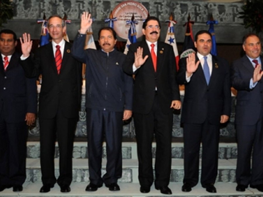 Страны Центральной Америки договорились о единой валюте и паспортах
 - В Мире