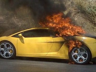 Суперкар Lamborghini Gallardo сгорел в Афинах - Хобби, отдых и развлечения