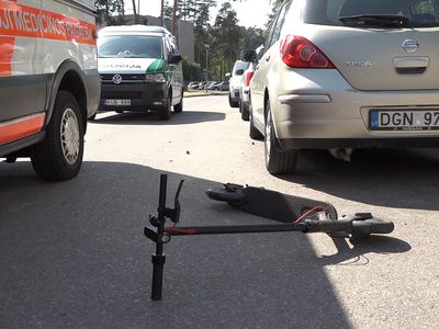 В Висагинасе автомобилист сбил двух молодых людей на электросамокатах (видео) - Происшествия и криминал