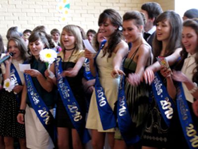 Веселый и грустный последний звонок... - В Висагинасе