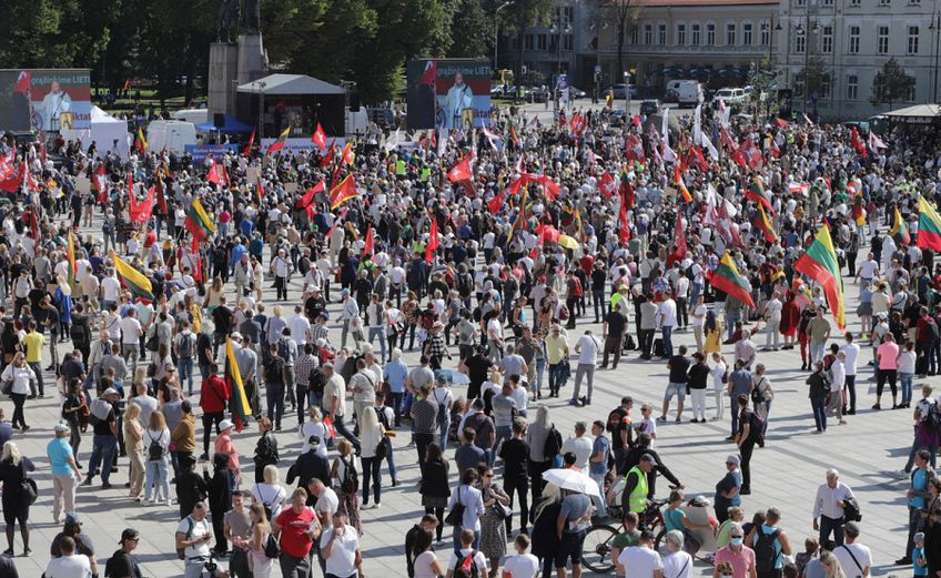 Митингующие на Кафедральной площади высказываются против насилия, надеются на диалог с властями