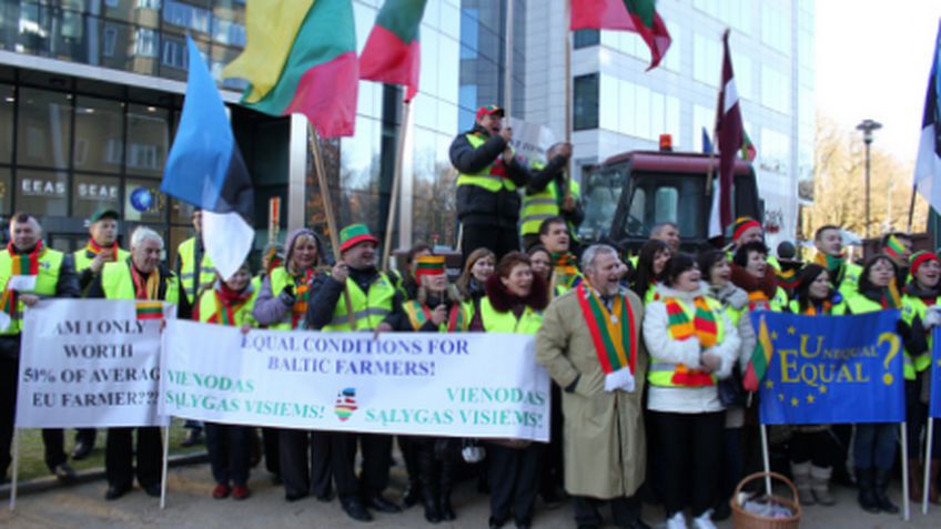 Крестьяне Латвии, Литвы и Эстонии провели акцию протеста в Брюсселе